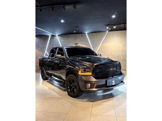 RAM CLASSIC 5.7 V8 GASOLINA LARAMIE NIGHT EDITION CD 4X4 AUTOMÁTICO